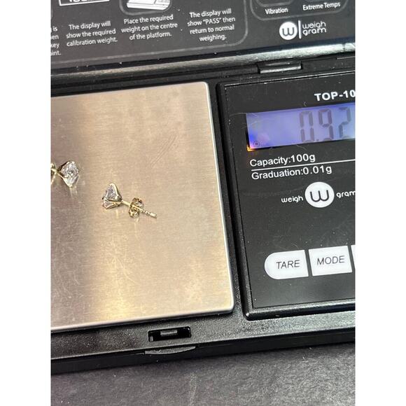 10k yellow gold princess cut cubic zirconia stud earrings - Picture 8 of 9